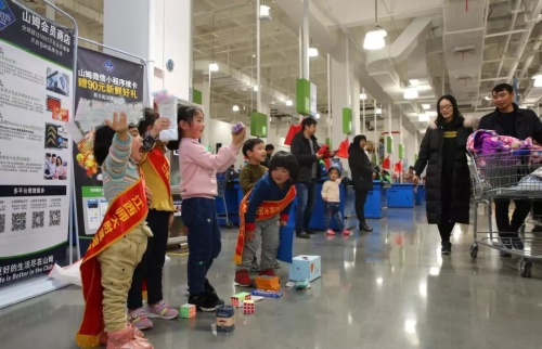 南昌商场里，这群孩子的举动被人拍下来了…