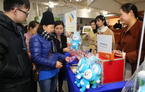 南昌商场里，这群孩子的举动被人拍下来了…