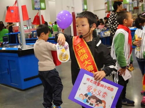 南昌商场里，这群孩子的举动被人拍下来了…