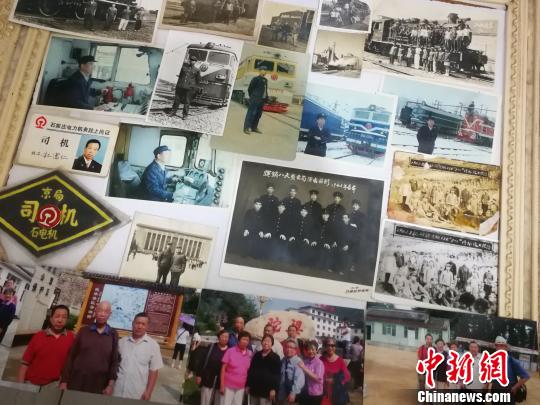 杜府仁的司机证及一些老照片。 李晓伟 摄 杜府仁的司机证及一些老照片。 李晓伟 摄