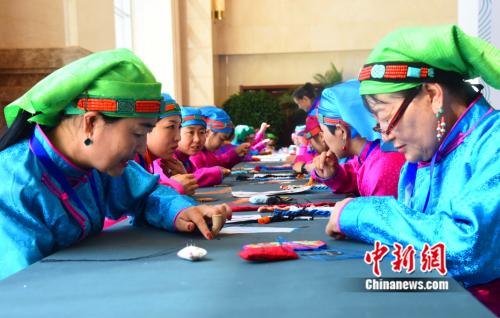 图为蒙古族绣娘共同绣制70米蒙绣长卷。张玮 摄 点击进入下一页