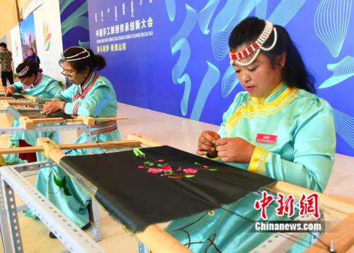 图为蒙古族刺绣绣娘现场展示蒙绣技艺。张玮 摄 点击进入下一页