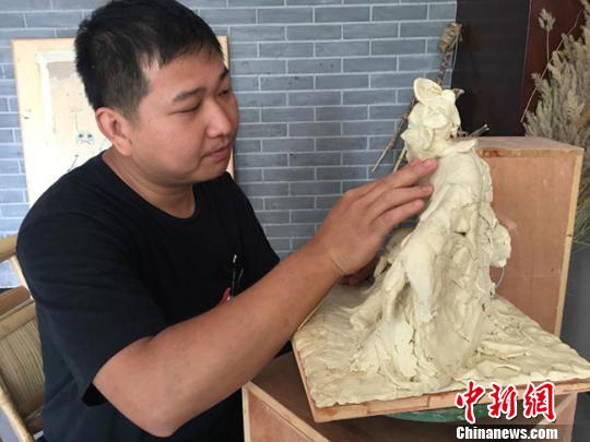 敦煌印象:广东小伙乐当居客感悟彩塑务实“艺”生