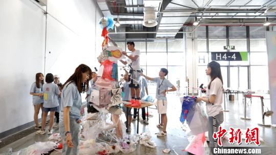 艺术家们在进行艺术装置作品最后的“合体”。 徐明睿 摄 艺术家们在进行艺术装置作品最后的“合体”。 徐明睿 摄