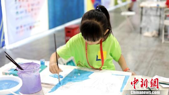 孩子在认真地绘制作品。 徐明睿 摄 孩子在认真地绘制作品。 徐明睿 摄