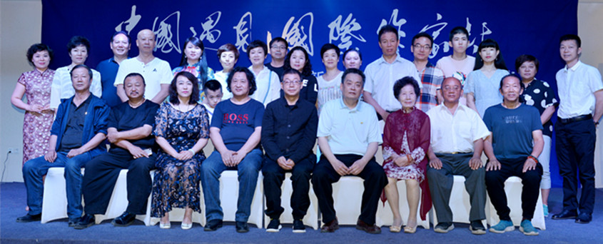 中国遇见国际作家村今天在新疆遇见艺术庄园挂牌 中国遇见国际作家村今天在新疆遇见艺术庄园挂牌