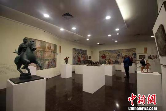 绘有600余年前体育元素的山西古代壁画6日在山西省太原美术馆展出。 杨佩佩 摄