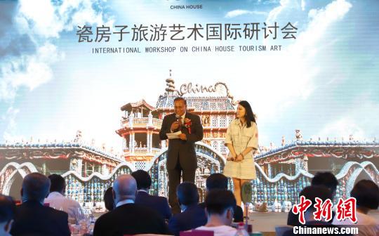 图为卡斯里兰卡驻华大使H.E. Mr. DR Karunasena Kodituwakku (左)致辞。 张道正 摄 图为卡斯里兰卡驻华大使H.E. Mr. DR Karunasena Kodituwakku (左)致辞。 张道正 摄