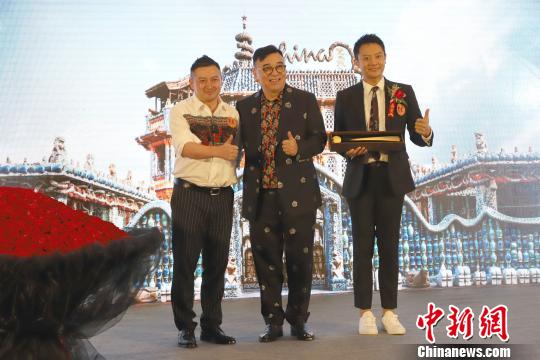 图为知名演员印小天出席研讨会开幕式并向中国瓷房子博物馆馆长张连志(中)赠送礼物。 张道正 摄 图为知名演员印小天出席研讨会开幕式并向中国瓷房子博物馆馆长张连志(中)赠送礼物。 张道正 摄