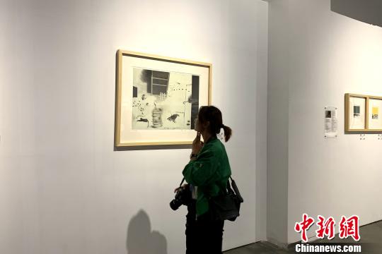 观众现场参展。 李佩珊 摄 观众现场参展。 李佩珊 摄