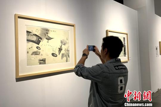 观众现场参展。 李佩珊 摄 观众现场参展。 李佩珊 摄