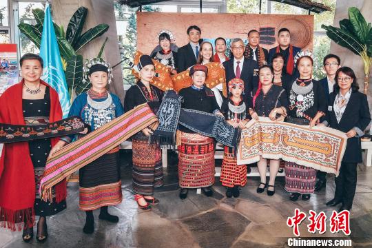 图为海南黎族传统纺染织绣技艺展亮相法国巴黎。 刘实葵 摄 图为海南黎族传统纺染织绣技艺展亮相法国巴黎。 刘实葵 摄