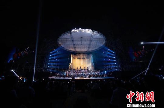 美妙的音乐与清新的自然环境和谐融合。 黄昱东 摄 美妙的音乐与清新的自然环境和谐融合。 黄昱东 摄
