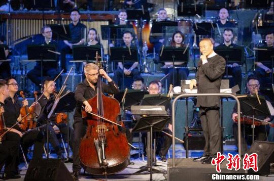 世界知名低音提琴演奏家斯图亚特·汤姆森以精湛的演奏折服了现场听众。 黄昱东 摄 世界知名低音提琴演奏家斯图亚特·汤姆森以精湛的演奏折服了现场听众。 黄昱东 摄