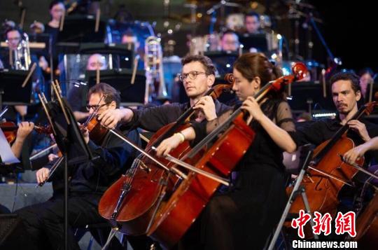 谭盾与世界知名乐团的一次成功合作。 黄昱东 摄 谭盾与世界知名乐团的一次成功合作。 黄昱东 摄