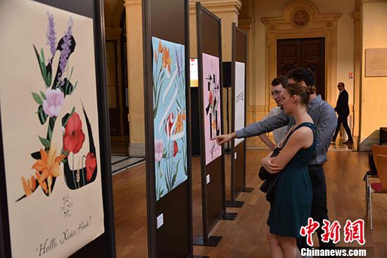 当地时间9月20日晚,中国文字丝路行——《汉字》国际巡展在法国里昂证券宫揭幕。本次展览聚焦汉字非物质文化遗产传承与设计创新两个方面,介绍汉字发展脉络,展示优秀汉字设计作品。 <a target= 点击进入下一页