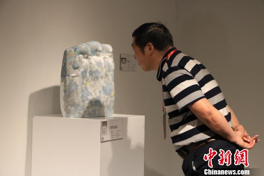 9月20日,第十三届全国美术作品展览陶艺作品展作品吸引观者驻足观赏。 李韵涵 摄 9月20日,第十三届全国美术作品展览陶艺作品展作品吸引观者驻足观赏。 李韵涵 摄