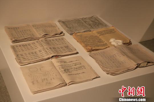 9月20日,第十三届全国美术作品展览陶艺作品展作品《童志浮生》。 李韵涵 摄 9月20日,第十三届全国美术作品展览陶艺作品展作品《童志浮生》。 李韵涵 摄