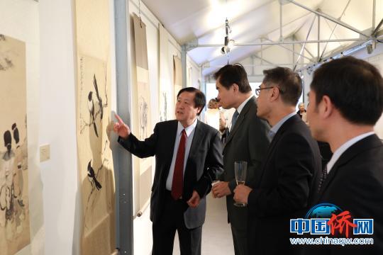 徐悲鸿长孙徐小阳向来宾介绍祖父画作。 欧文 摄 徐悲鸿长孙徐小阳向来宾介绍祖父画作。 欧文 摄