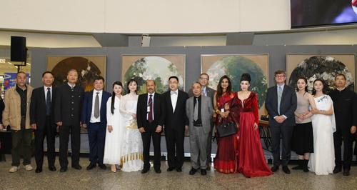 中国侨网中国常驻维也纳联合国和其他国际组织代表王群、维也纳联合国城艺术俱乐部主席瑞孟德·纳德勒与部分嘉宾及艺术家合影。(《欧洲时报》中东欧版)