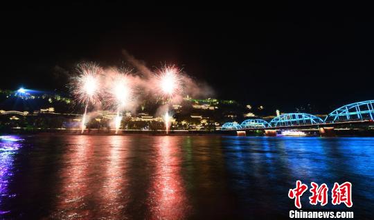 兰州首届黄河之滨音乐节以世纪铁桥为背景,和着奔腾不息的黄河潮声。 杨艳敏 摄 兰州首届黄河之滨音乐节以世纪铁桥为背景,和着奔腾不息的黄河潮声。 杨艳敏 摄