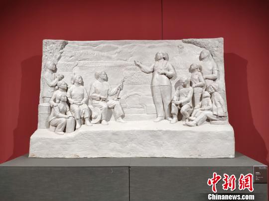 刘开渠雕塑作品《田间地头》(又名《送戏下乡》)。 王昊昊 摄 刘开渠雕塑作品《田间地头》(又名《送戏下乡》)。 王昊昊 摄