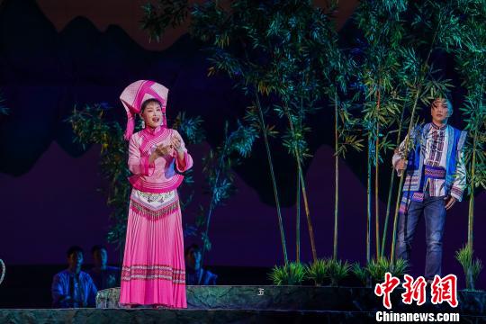 图为流行歌手阿朗偷听姐美唱山歌 陈冠言 摄 图为流行歌手阿朗偷听姐美唱山歌 陈冠言 摄