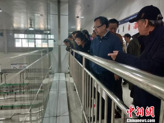 图为书画家们参观互助天佑德酒厂。 张海雯 摄 图为书画家们参观互助天佑德酒厂。 张海雯 摄