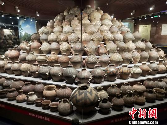 图为中国青海柳湾彩陶博物内陈列的柳湾彩陶。 张海雯 摄 图为中国青海柳湾彩陶博物内陈列的柳湾彩陶。 张海雯 摄
