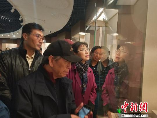 图为书法家们参观中国青海柳湾彩陶博物。 张海雯 摄 图为书法家们参观中国青海柳湾彩陶博物。 张海雯 摄