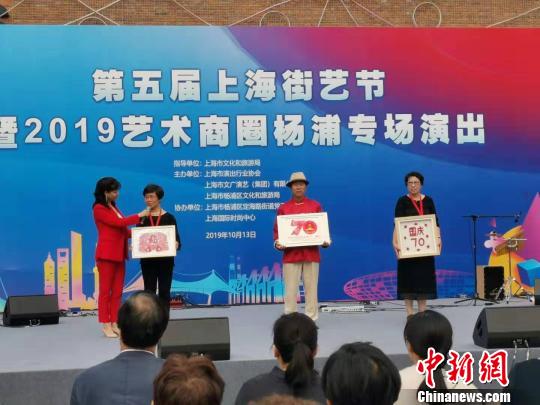 手工艺者李雄刚、何培华、汪巧妹等手工艺者下月将赴澳门参加“庆祝澳门回归20周年”展示活动。 陈静 摄 手工艺者李雄刚、何培华、汪巧妹等手工艺者下月将赴澳门参加“庆祝澳门回归20周年”展示活动。 陈静 摄