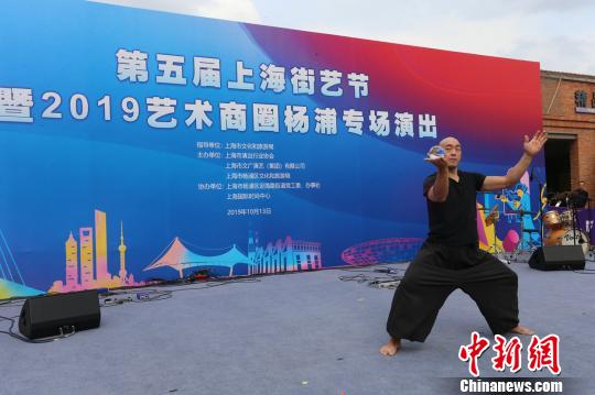 中国台湾水晶球、大环特技艺人、2011年中国达人秀选手胡启志为观众表演绝技。 诸德清 摄 中国台湾水晶球、大环特技艺人、2011年中国达人秀选手胡启志为观众表演绝技。 诸德清 摄