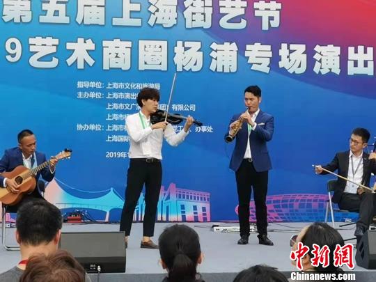 中韩街头艺人共同深情演奏《梁祝》。 陈静 摄 中韩街头艺人共同深情演奏《梁祝》。 陈静 摄