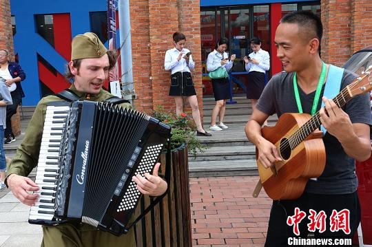 不同国家的街头艺人共同演出。 诸德清 摄 不同国家的街头艺人共同演出。 诸德清 摄